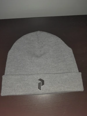 Peak perfomance - Peak performace mössa, väldigt fint skick och bra kvalité, skickar så snarast som möjligt!