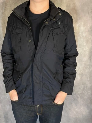 Woolrich Fieldjacket  - Hej! Säljer nu denna väldigt snygga och eftertraktade Woolrich Fieldjacka! Jackan är slutsåld överallt och går inte att få tag på… Jackan är perfekt nu till våren. Storlek L Skick: 9.5/10 Nypris: 6000 kr Säljs för: 1099 kr