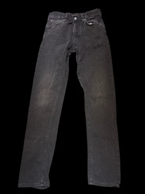 Nudie jeans steady Eddie II - Säljer ett par Steady Eddie II jeans av Nudie jeans. Jeansen är iprincip nya. Nypris 1600kr, kvitto finns. W28 L32. Jeansen har inte ränder på sig som visas på bilderna, kolla sista bilden för referens.