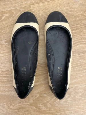 Ralph Lauren ballerinaskor  - Jätte fina vintage ballerinaskor från Ralph Lauren! Använda en gång, annars är det i nyskick. 