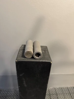 Gråa handtag mi Xiaomi  - Två gråa Xiaomi handtag i gummi med räfflad yta för bättre grepp. Cylindrisk form och öppning i ena änden för montering på styre. Passar till de flesta standarder kikar och ger ett stilrent och enkelt utseende.