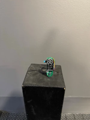 Xiaomi hastighets mätare  - En kompakt digital voltmätare med svart och grön kretskort, tydlig LED-display och flera färgade kablar. Perfekt för elektronikprojekt eller mätning av spänning. Enkel att koppla in och använda tack vare tydliga anslutningar.