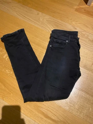 Svarta jeans från replay - Jag säljer ett par replay jeans som är köpta för 1000kr+ och har knappt användts pga för liten storlek. Kan gå ner i pris vid snabb affär. Storlek 31 waist och 32 length. Hör av er!