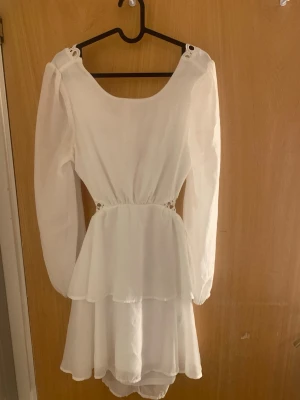 Två stycken studentklänningar - Två stycken klänningar båda i storlek S. Klänningen med volanger är aldrig använd utan bara provad. 300 kr/per klänning.