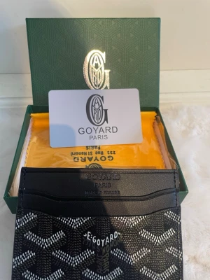 Svart kortfodral från G - Populär svart plånbok 