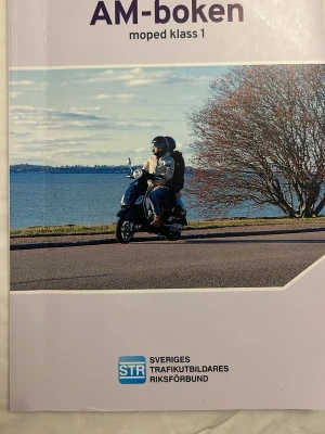 AM-boken moped klass 1 STR - AM-boken för moped klass 1 från STR Dock med svar