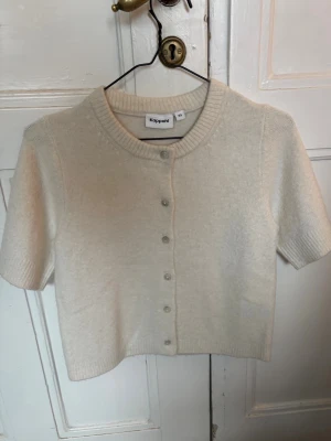 Kortärmad beige tröja från Kappahl - Skit snygg tröja som knappt är använd!! 💞Den är off-white. Köpt för ca 300-400kr