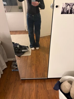 Nelly wide leg jeans - Jättefina trendiga jeans från Nelly storlek 36, passar mig som har storlek S och 170cm💕 Nästan aldrig använda och kommer ej till användning så därav säljer jag de. Nypris 699🤗