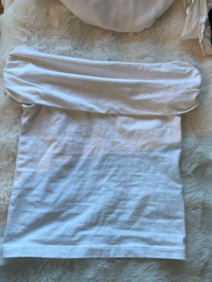 Vit off shoulder topp - Helt oanvänd då jag glömt bort att jag köpt den men nu passar den tyvärr inte då det är lite tajt vid armarna, från cubus i storlek 140, passar som en xxs 