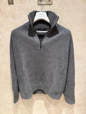J.Lindeberg Stickad Half Zip - J.Lindeberg Stickad Half Zip i Storlek XL, inga skador inga fläckar 