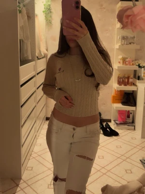 Beige kabelstickad tröja - Bondelid beige kabelstickad tröja med lång ärm och rund hals. Jättebra skick då den aldrig har används!  