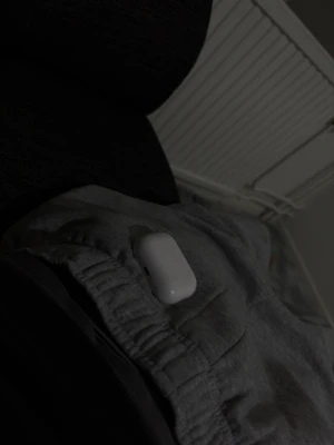 Air pods 3 gen pro  - Säljer ett par vita trådlösa in-ear hörlurar med tillhörande laddningsetui. Smidig och kompakt design som är enkel att ta med sig. Perfekt för musik, poddar eller samtal på språng.