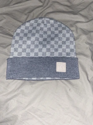 Grå mössa med rutiga mönster - Säljer en snygg grå mössa med rutiga mönster