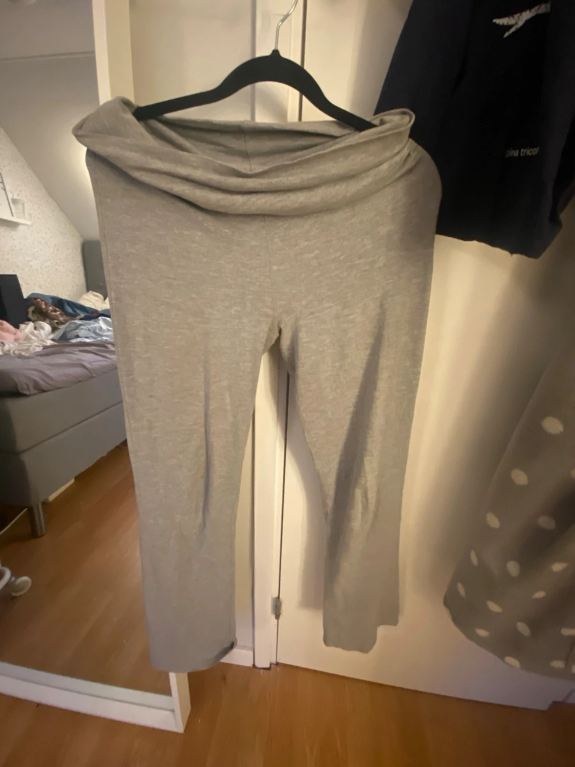 Grå mjukisbyxor med hög midja - 1