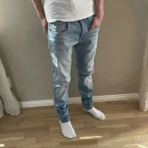 Ljusblå slim fit jeans herr - Säljer ett par ljusblå slim fit jeans med klassisk femficksdesign och normal midja. Jeansen har en snygg tvättad look och raka ben. Perfekta för en avslappnad stil och passar till det mesta. Sköna och stilrena jeans för dig som gillar en modern look.