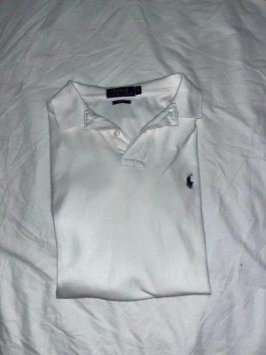 Ralph Lauren Pike - Vit raffe piké, storlek S men passar typ M också om man inte är för biffig. Skriv vid frågor!