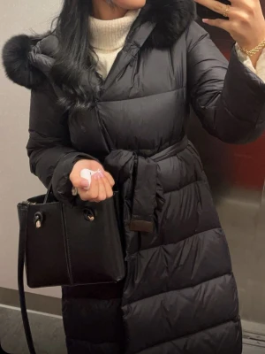 Fur Stocholm jacka - Säljer nu min älskade jacka från fur Stocholm. Den långa modellen i fint skick. Inga tecken på användning. 