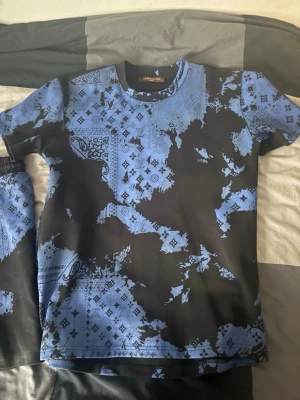 Zara - Ett set från LVriktigt snygg och fräsch till bra pris knappt använd. Priset är hugget i stenen går inte mindre än 500. Säljs inte separat