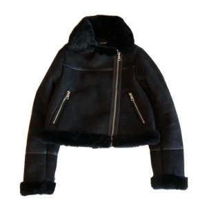 Mocka jacka/ vinterjacka/ pälsjacka, Pull & Bear - Svart mocka-jacka med päls och dragkedja i mycket bra skick! (Använd några få gånger bara)