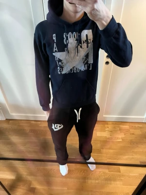 Mörkblå hoodie med tryck - Säljer en mörkblå hoodie från Blend med stor vit och grå print framtill. Klassisk huva och känguruficka. Skön och avslappnad passform, perfekt till chill dagar. Materialet känns mjukt och bekvämt mot huden.