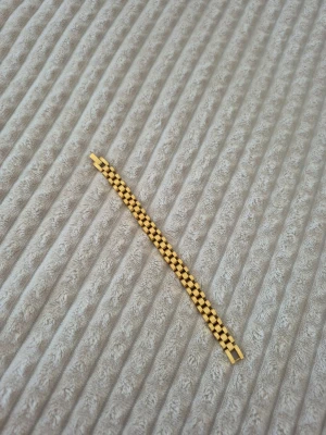 Stainless steel armband  - Snyggt armband med breda, fyrkantiga länkar som ger en chunky och modern känsla. Perfekt för dig som gillar statement-smycken och vill addera lite extra bling till din stil. Armbandet har en klassisk design som passar till många olika looks.