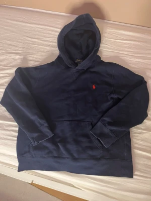 Ralph Lauren hoodie  - Mörkblå hoodie från Polo Ralph Lauren med klassisk röd logga broderad på bröstet!! Säljer för att den ej kommer till användning. Skriv om ni vill ha fler bilder!!💞