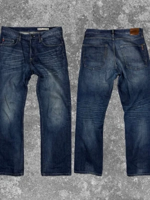 Jeans mörkblå wash - Tja säljer dessa extremt schyssta jeans perfekt till alla tillfällen! Mått: A:42 B:72 C:28 D:23 E:19 (cm) Skriv vid fundering 😊✌️