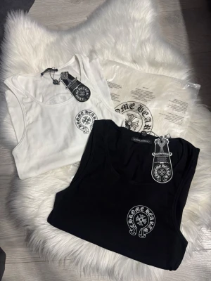 Damlinnen, svart och vitt. - Damlinnen, svart och vitt, två stycken för 1500.