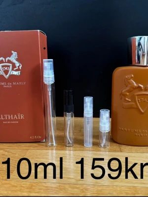 Parfums de Marly Althaïr EdP 10ml - Parfums de Marly Althaïr är en lyxig herrparfym med en söt och vaniljdoft. Doften har varma kryddiga toner av kanel och musky. FINNS ÄVEN I 2,3,5,10ML KOLLA PROFILEN FÖR ANDRA STORLEKAR ! 2ml 39kr | 3ml 49kr | 5ml 89kr | 10ml 159kr | Nypris ca 2500-3000kr