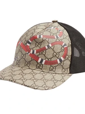 Gucci keps med orm och GG-mönster - Snygg keps från Gucci med klassiskt GG-monogram i beige och brunt, prydd med en röd och vit orm på framsidan. Baksidan är i svart mesh för extra ventilation. Perfekt accessoar för dig som vill sticka ut med lyxig streetstyle.