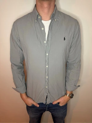 Grå Ralph Lauren Skjorta - Hej! Storlek M på denna Ralph Lauren skjortan i 10/10 skick, pris 275kr men kan sänkas vid snabb affär✨🥰Hör av er vid frågor! // Studio II Resell 