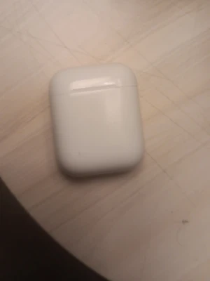 Apple AirPods - Säljer ett par vita Apple AirPodsi. Hörlurarna är trådlösa och har en stilren, minimalistisk design i blank plast. Perfekta för musik, samtal och vardagsbruk. Laddningsetuiet är kompakt och lätt att ta med sig. Lite dåligt ljud på högra luren
