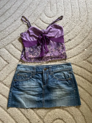 Kjol + topp❤️ - Esprit lågmidjad kjol midjemått 38cm längd 28cm även en mesh topp som kan knytas på olika sätt. Båda för 499kr💕