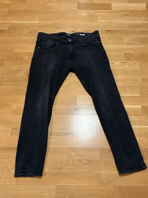   jeans från replay anbass  - Säljer ett par svarta anbass jeans från replay Jeansen har en smal passform och är tillverkade i mjukt denimtyg. Perfekta för en stilren och avslappnad look. 34w 30L