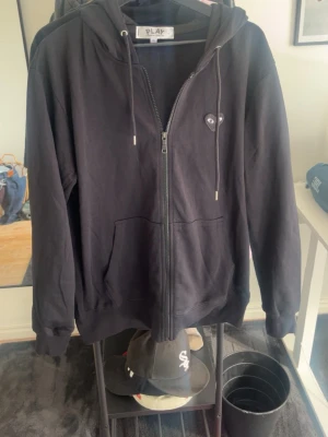 Cdg hoodie XL/L - Svart cdg hoodie i storlek XL, men sitter mer som L, tröjan är i bra skick.