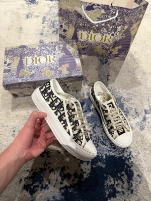 Svarta dior skor dam - Säljer väldigt snygga och populära dior skor för dam! Allt på bilderna tillkommer. Ej använd, skicket exakt som på bilderna! Fler storlekar finns, kolla vår profil! Hör av vid funderingar😀