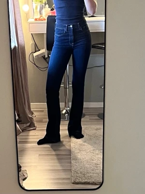 Mörkblå bootcut jeans från Zara - Säljer ett par mörkblå bootcut jeans från Zara med hög midja. Använda vid några fåtal tillfällen så i fint skick förutom den lappen där bak som håller på att lossna. Pris går att diskutera💕