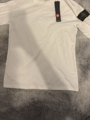 Stone Island t-shirt - Tja säljer stone island tröja då den inte passar mig den är oanvänd bara testad lappen är kvar 
