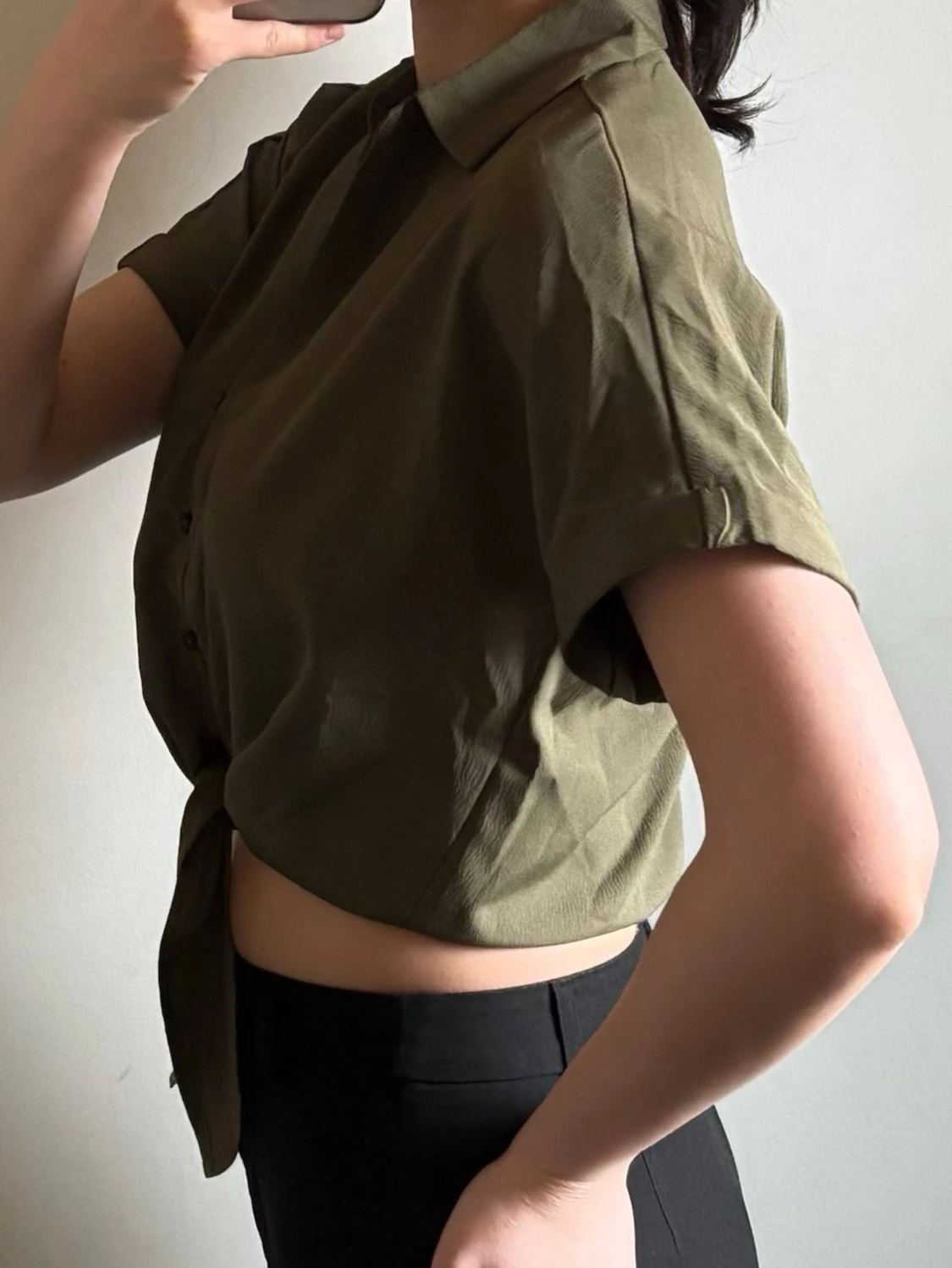 Olivgrön croppad blus med knyt - 1