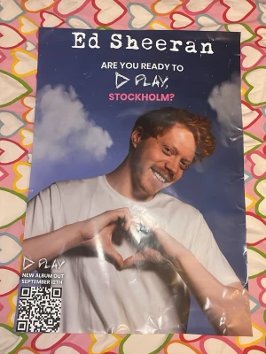 Ed Sheeran affisch Play Stockholm - Affisch med Mustiga Mauri/Mauri Hermundsson på blå bakgrund med moln och vit text. QR-kod och information om Ed Sheerans nya album och Stockholm-event finns på affischen. Lite skadad men helhetsintrycket är fint :) Måtten är 48x68cm och pris kan diskuteras.