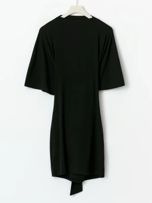 Svart kort klänning med knyt - Trendig svart kort klänning med knyt i ryggen och öppen rygg. Klänningen har breda korta ärmar och en enkel, stilren design. Perfekt för dig som gillar en modern look med coola detaljer. Materialet är mjukt och bekvämt, troligen bomull eller polyester. 🥰Storleken är Xs men den kommer även sitta jättefint på folk som har S  eftersom man kan justera den hur tajt den sitter. ❤️Den är skit snygg och köpte den för 399 men ni får den för 199. Aldrig använt så helt nytt skick.😇😇