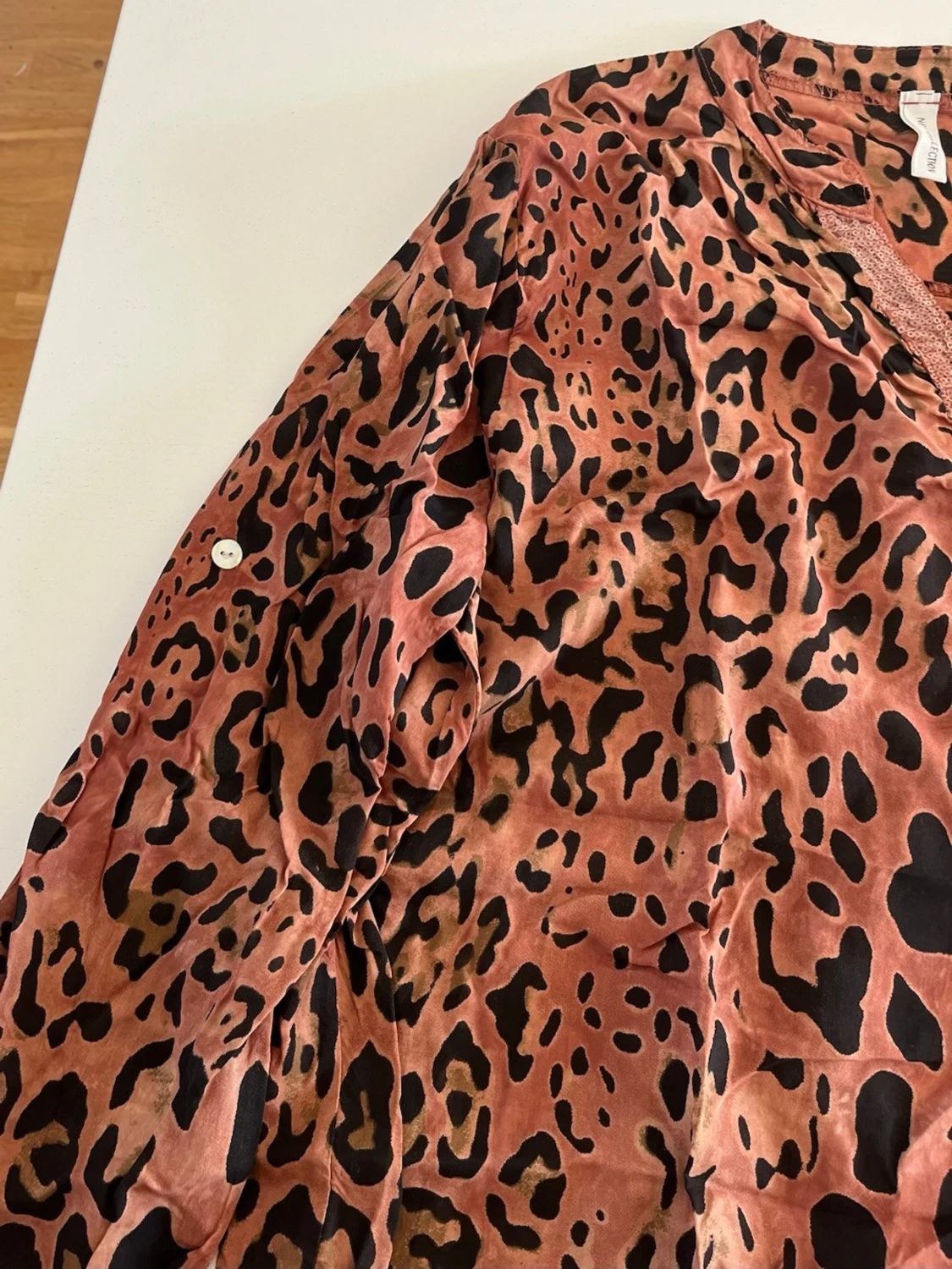 Leopardmönstrad blus med paljettdetaljer - 3
