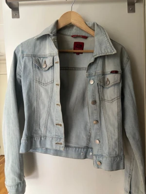 Ljusblå jeansjacka från Only - Snygg ljusblå jeansjacka från Only! Priset kan diskuteras