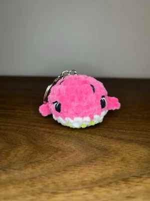 Virkad nyckelring val - Virkad nyckelring med en val som ser ut som en vattenmelon☺️Cirka 6cm lång från nos till bakfenorna💗