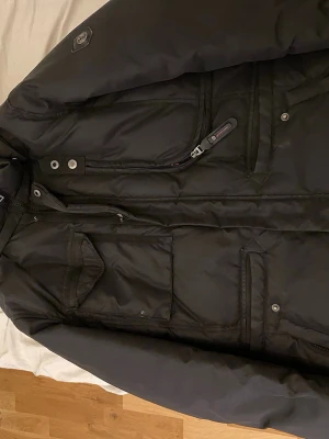 Hollies Vinter Jacka  - Knappt använd, behöver plats i garderåben så därför säljs den.  Den är i väldigt bra skick och har inga hål osv, köptes för cirka 4 tusen för ungefär ett år sen i barkarby outlet.