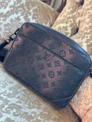 Snygg crossbody unisex  - Super snygg och så bra kvalité på väskan regntålig , stål detaljer är slitna men de blir de inget konstigt alls . Kan lätt åtgärdade med spray om man vill pilla . 