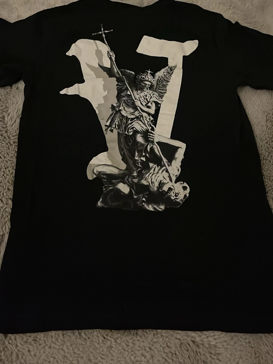 Svart t-shirt med bild på - 2