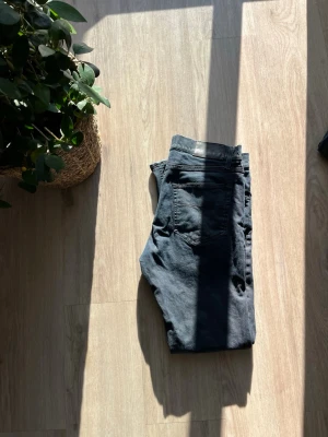 Tiger of sweden jeans - Säljer just nu ett par feta tiger of sweden jeans för ett väldigt billigt pris!! Hör av er vid minsta fråga🙌