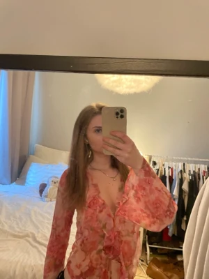 Blommig transparent blus med volanger - Älskar denna topp så mycket och den har varit en favorit länge men känner mig inte längre bekväm med att visa så mycket av min mage och har efter mycket eftertanke bestämt mig att sälja den. Jag har fått så många komplimanger när jag bärt denna och när folk frågat vart den är ifrån har jag tyvärr tvingats säga att jag köpte den i Italien så det här är ett helt unikt plagg. Jag hoppas att personen som köper denna kommer ta hand om den väll för det sörjer mig att säga farväl till en så älskad topp