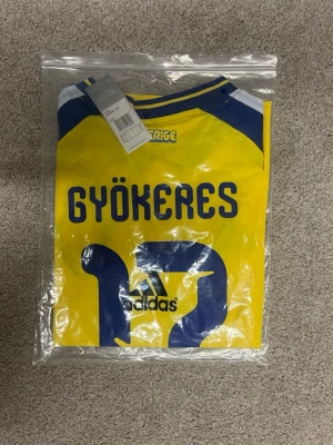 Sverigetröja Hemmaställ Gyökeres - Helt oöppnad Sverigetröja med Gyökeres på ryggen, perfekt till VM i sommar!☀️🇸🇪⚽️